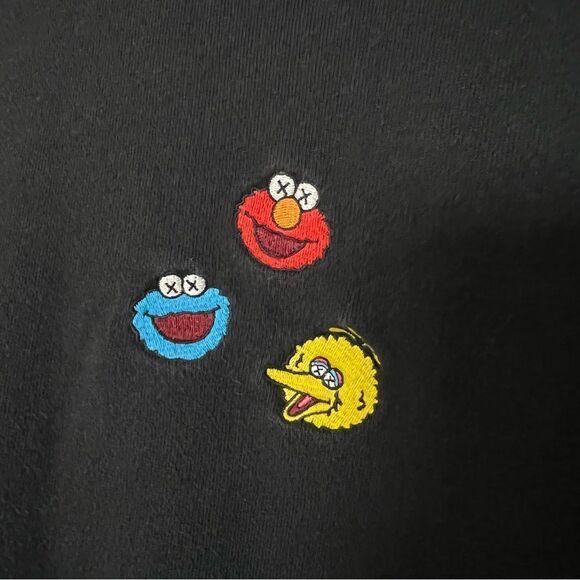 Kaws x Uniqlo Sesame Street Sweatshirt Unisex Size XS Black Embroidered Crewneck - Picture 5 of 13